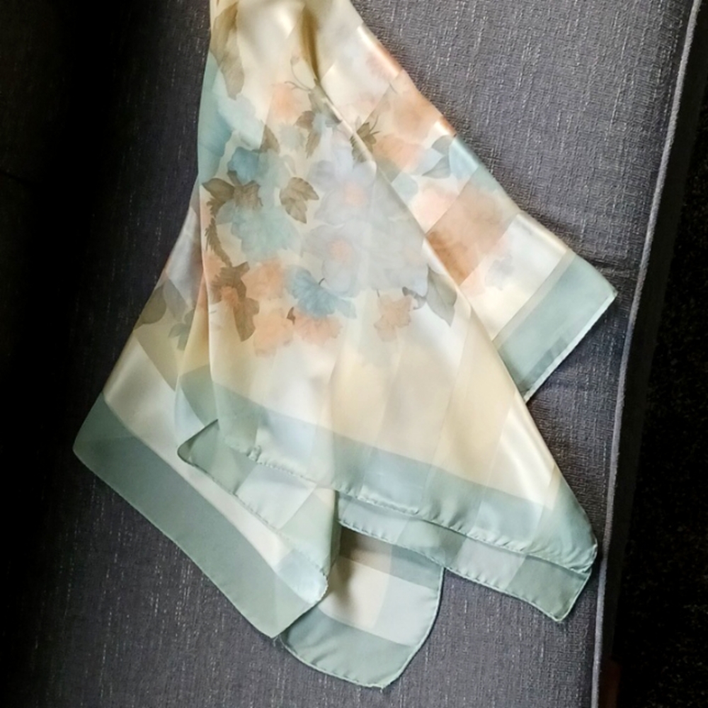 Woman's  Tie Rack square scarf
